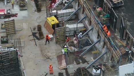 Trabajadores-De-La-Construcción-Martillando-El-Lado-Del-Salto-En-El-Lugar-De-Nine-Millbank,-Westminster