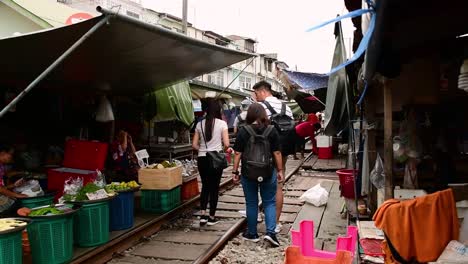 Eine-Aufregende-Zugfahrt-Zum-Mae-Klong-Eisenbahnmarkt