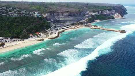Schaumige-Flachwasser-Küstenwellen-Aus-Der-Luft-Und-Die-Tropische-Insel-Mit-Weißem-Sandstrand-Und-Klippen-Auf-Bali