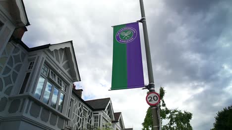 Wimbledon-2019:-Bandera-De-Wimbledon-Con-Logo-Ondeando-Al-Viento-Con-Típicas-Casas-Victorianas-De-Londres-En-El-Fondo