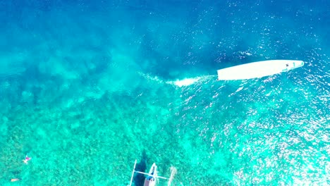 Boote-Mit-Touristen,-Die-An-Einem-Strahlend-Sonnigen-Tag-über-Das-Wunderschöne,-Ruhige,-Transparente-Wasser-Der-Bahamas-Fahren---Luftaufnahme