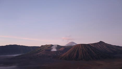 Amanecer-En-El-Monte-Bromo,-Java-Oriental