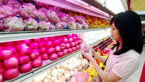 Recogiendo-Fruta-Del-Dragón-En-El-Mercado-De-Frutas