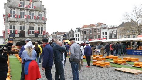 Touristen,-Die-Während-Der-Käsemesse-Auf-Dem-Platz-In-Der-Stadt-Gouda-Spazieren