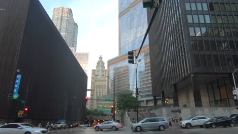 Chicago,-Straßenansicht,-Vereinigte-Staaten,-USA,-Stadtverkehr,-Vorbeifahrende-Menschen-Und-Autos,-Gebäude-Und-Wolkenkratzer,-Hancock-Tower,-Sanftes-Vergrößern