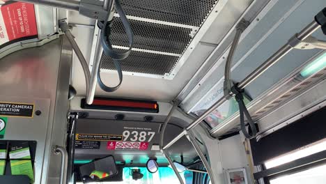 Un-Autobús-Local-De-Metro-En-Tránsito-Que-Atiende-A-Pasajeros-En-Los-ángeles,-California