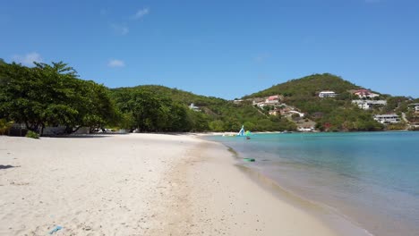 Epischer-Strand-Mit-Dem-Kristallklaren-Wasser-Der-Karibik