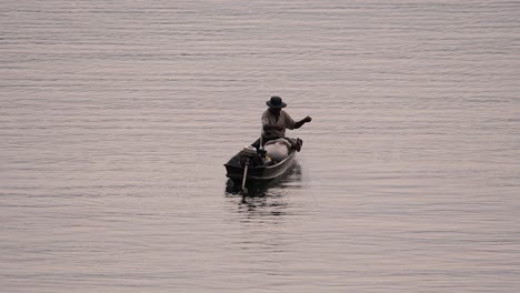 Siluetas-De-Pescadores-Mientras-Lanza-Y-Saca-Su-Red-En-El-Río-Antes-Del-Anochecer