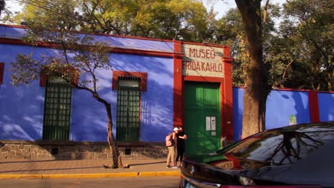 Inclinar-Hacia-Abajo,-La-Fachada-De-La-Casa-De-Frida-Kahlo-En-Coyoacán-México
