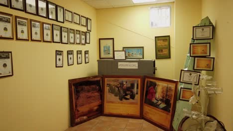 Máquinas-Antiguas-Para-Hacer-Ron-En-Una-Sala-De-Exposición-De-Destilería