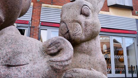 Mad-Hatter-Tea-Party-Granit-Geschnitzte-Skulptur-In-Warrington-Town-Golden-Square-Rabbit-Dolly-Rechts