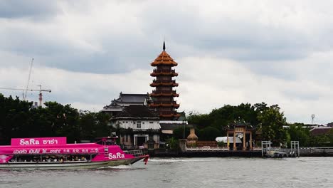 Der-Che-Chin-Khor-Tempel-Und-Die-Pagode-Am-Chaophraya-Fluss-Sind-Bei-Anhängern-Und-Zeichnern,-Fotografen-Und-Touristen-Aus-Der-Ganzen-Welt-Berühmt