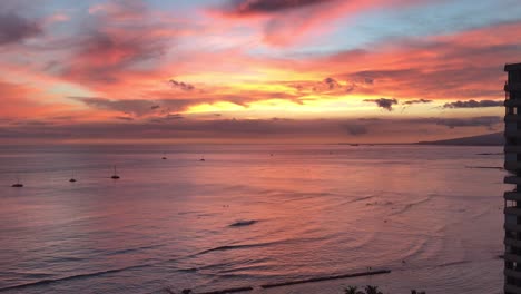 Una-Espectacular-Puesta-De-Sol-En-La-Playa-De-Waikiki-En-Oahu,-Hawaii