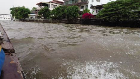 Vista-Desde-Un-Barco-En-El-Muelle-Del-Canal-En-Bangkok,-Tailandia