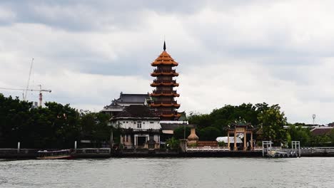 Che-Chin-Khor-Temple-and-Pagoda-at-Chaophraya-River-is-famous-to-devotees-and-for-sketchers,-photographers,-and-tourist-from-around-the-world