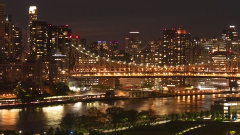 Tráfico-En-Fdr-Drive,-Puente-Ed-Koch-Queensboro,-Isla-Roosevelt,-Río-Este-Y-Lado-Este-De-Manhattan-En-La-Noche---Lapso-De-Tiempo,-Versión-Recortada