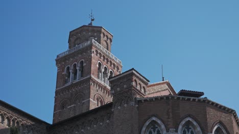 The-Romanesque-terracotta-bell-tower-on-the-Basilica-di-Frari,-Venecia,-Itally
