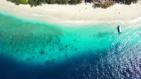 Boot-Schwimmt-Auf-Ruhigem,-Klarem-Wasser-Des-Blau-türkisen-Meeres,-Das-Sonnenlicht-Reflektiert,-Weißer-Sand-Eines-Exotischen-Strandes-Auf-Den-Philippinen