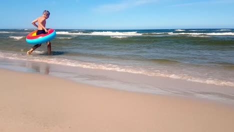 Olas-En-La-Playa-De-Arena-En-Un-Día-Soleado-Tiro-A-Cámara-Lenta