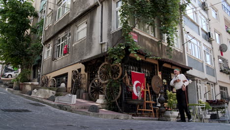 Anciano-Con-Su-Teléfono-Frente-A-Una-Tienda-En-Estambul,-Turquía