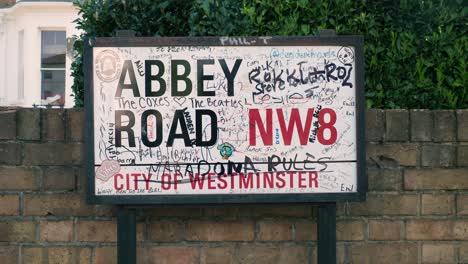 Langsames-Vergrößern-Eines-Der-Vielen-Abbey-Road-Namensschilder-Entlang-Der-Straße,-Die-Durch-Die-Beatles-Berühmt-Wurden