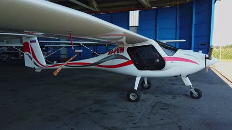 Leichtes-Sportflugzeug-Im-Hangar,-Pipistrel-Virus-912,-Privates-Propellerflugzeug