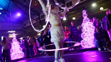 Hula-Hooper-En-El-Mercado-Nocturno-De-Victoria,-Durante-La-Temporada-De-Invierno,-Julio-De-2019,-El-Mercado-Nocturno-De-La-Reina-Victoria-Durante-El-Invierno