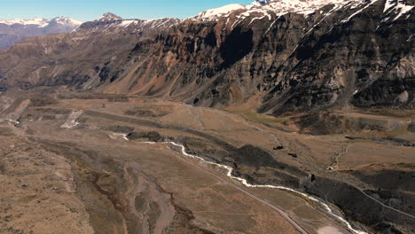Toma-Aérea-De-Drones-Que-Muestra-El-Río-Y-Las-Montañas-En-La-Cordillera-De-Los-Andes,-Chile-4k