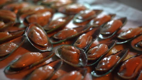 Mejillones-Asados-A-La-Parrilla-Con-Aceite-Chisporroteante,-Sabrosa-Preparación-De-Marisco-Fresco