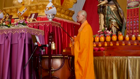 Mönche-Beten-Vor-Der-Buddha-Statue-Beim-Buddha-Geburtstagsfest-Menschen-Und-Mönche-Beten-Die-Religion-Des-Buddhismus