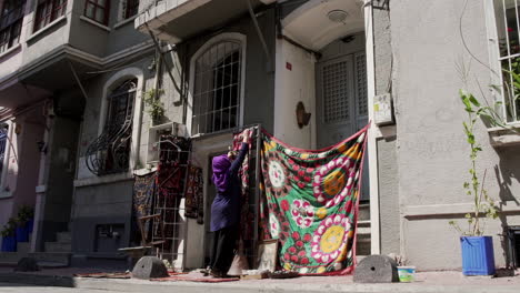 Mujer-Y-Sus-Compras-Callejeras-En-Las-Calles-De-Estambul