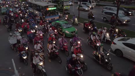 Der-Motorroller-Oder-Motorrad-Ist-Das-Offensichtlichste-Symbol-Und-Geräusch-Des-Modernen-Lebens-In-Vietnam