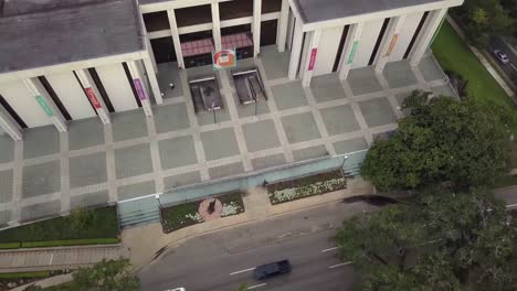 Aerial-pan-just-outside-front-entrance-of-Florida-State-Library-and-Archives-building,-Tallahassee