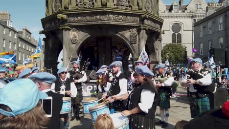 Eine-Menschenmenge-Sieht-Zu,-Wie-Eine-Schottische-Pipe-Band-Auf-Dem-Aberdeen-Mercat-Musik-Spielt