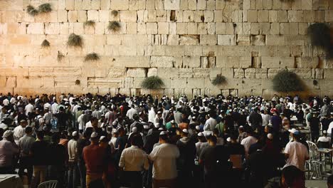 La-Gente-Reza-Al-Muro-Occidental-De-Jerusalén