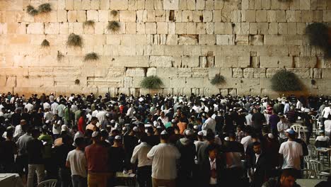 Menschen-Beten-An-Der-Westmauer