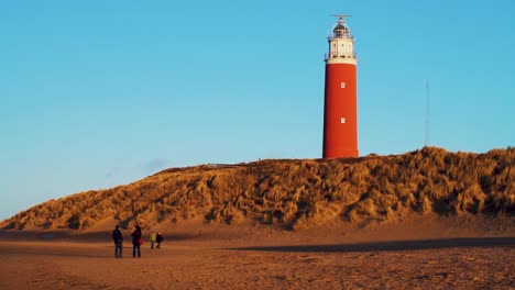 Faro-Y-Playa-De-Cocksdorp-En-La-Isla-De-Texel,-Países-Bajos