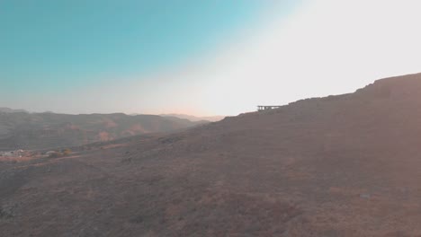 Drone-Volando-Sobre-La-Montaña-En-Grecia