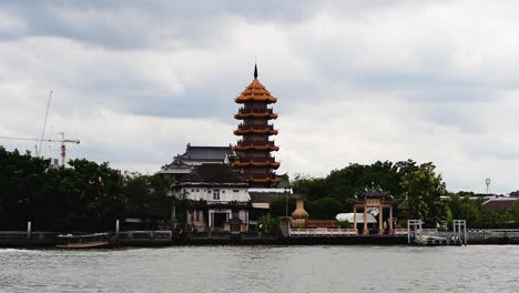 Der-Che-Chin-Khor-Tempel-Und-Die-Pagode-Am-Chaophraya-Fluss-Sind-Bei-Anhängern-Und-Zeichnern,-Fotografen-Und-Touristen-Aus-Der-Ganzen-Welt-Berühmt