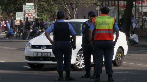 Weibliche-Südafrikanische-Polizeibeamte-Blockieren-Während-Unruhen-Eine-Straße