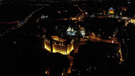 Luftaufnahme-Von-Kiew-Bei-Nacht-Mit-Straßenlaternen-Und-Gebäudebeleuchtung
