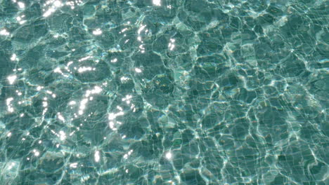Schwimmbadwasseroberfläche-Mit-Lichtreflexionen,-Hintergrund