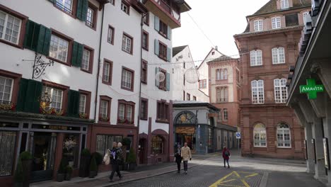 Full-shot,-tourists-in-the-city-of-Basel,-beautiful-architectural-buildings-in-the-background