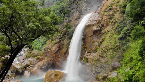 Volando-Cerca-De-Las-Cascadas-Del-Arco-Iris-En-Cheerapunji,-Meghalaya,-India