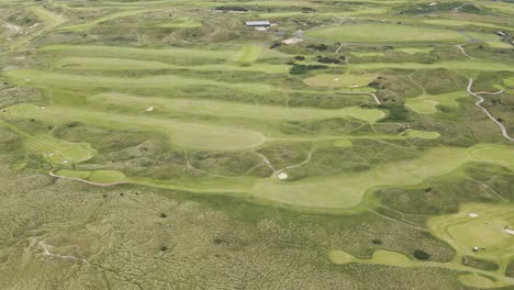 Malerische-Aussicht-Auf-Den-Royal-Portrush-Golf-Club-In-Der-Stadt-Portrush-In-Nordirland---Luftaufnahme