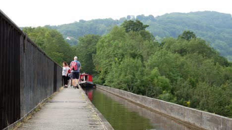 Schmaler-Kanalboot-–-Touristen-überqueren-Das-Malerische-Pontcysyllte-Aquädukt,-Ruhige-Landschaft,-Ländliche-Szene