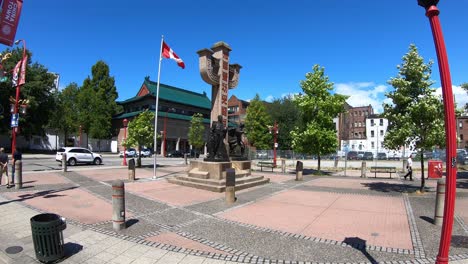 Sehen-Sie-Sich-An-Einem-Sonnigen-Sommertag-Das-Denkmal-Für-Kanadische-Chinesen-Am-Chinatown-Memorial-Plaza-An