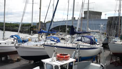 Conwy-Waterfront-Harbour-Nautische-Segelboote-Vertäut-Im-Yachthafen
