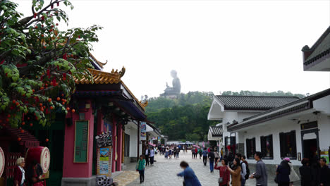 Hong-Kong-China,-Alrededor-De:-Lapso-De-Tiempo-El-Gran-Buda-En-El-Pueblo-De-Ngong-Ping,-Hong-Kong