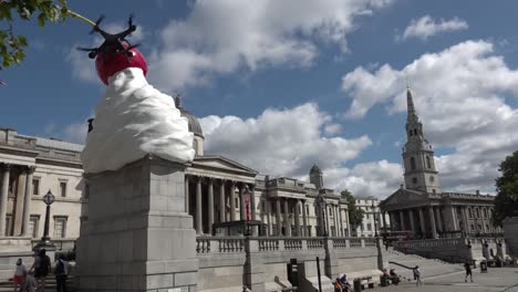 Instalación-De-Arte-Moderno-En-Trafalgar-Square,-Londres,-Reino-Unido.